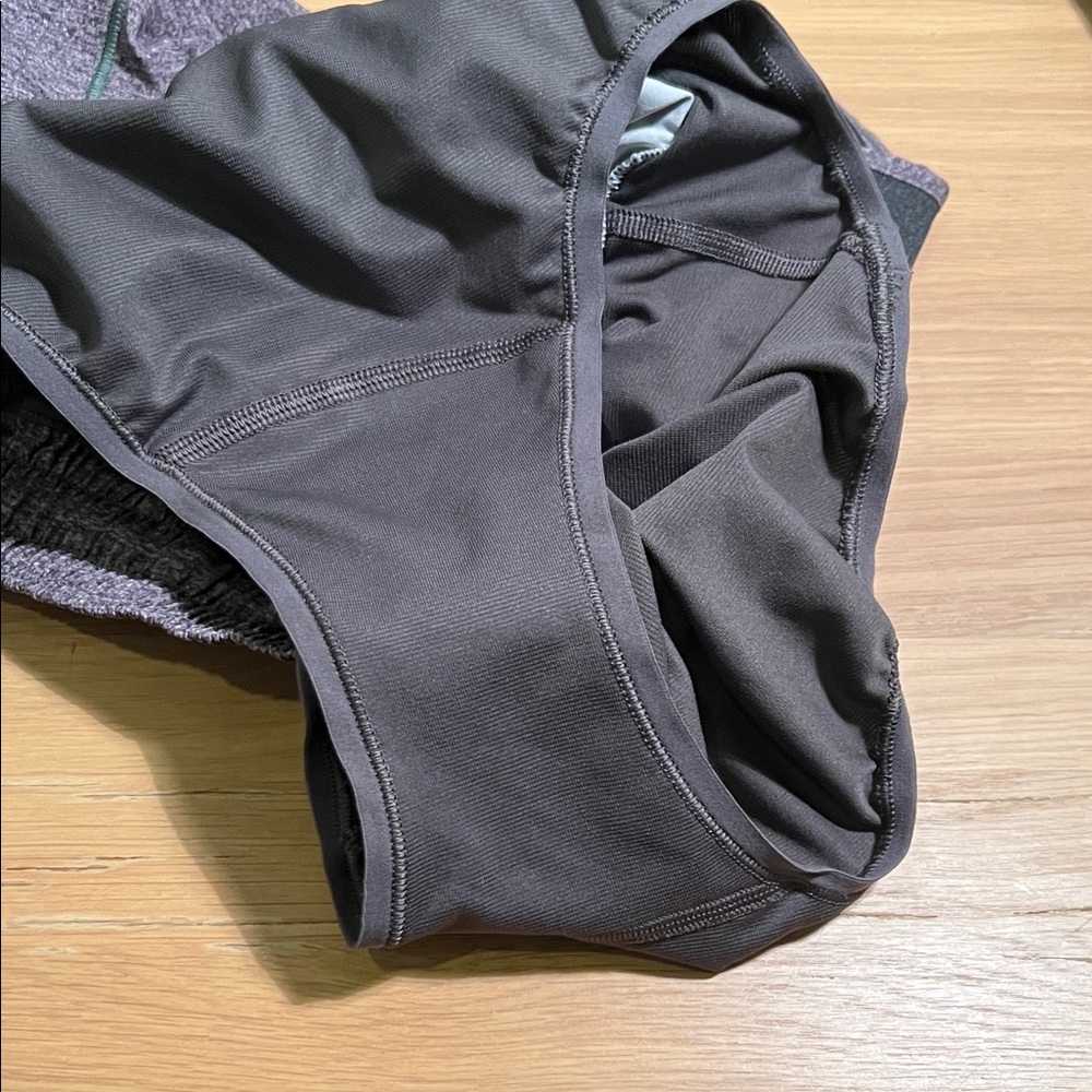 Lululemon Hotty Hot Short II *Long 4"  size 8Tall - Picture 6 of 6